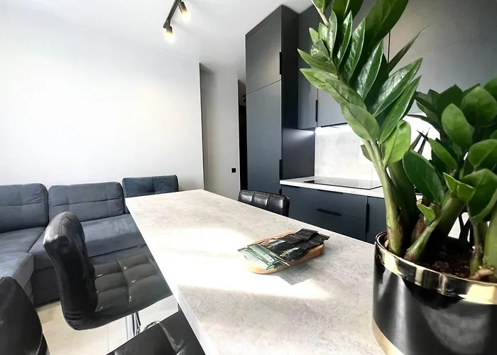 парус сіті Apartamento Lviv